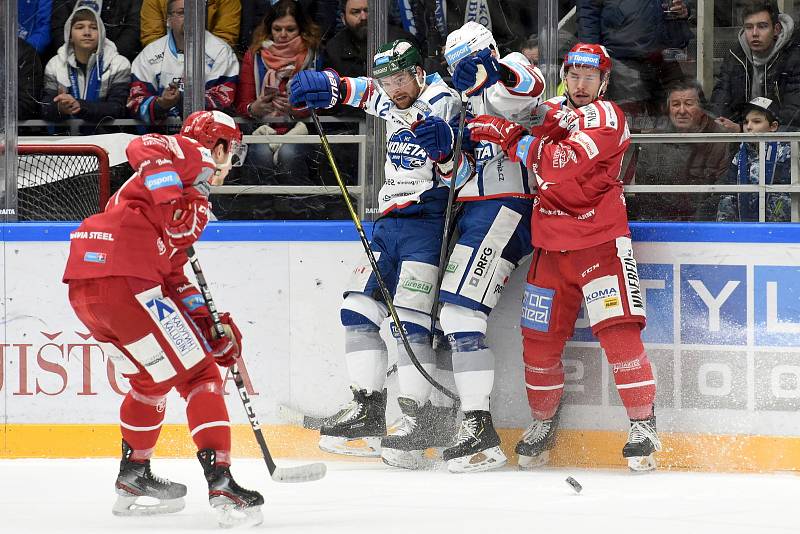 Domácí HC Kometa Brno (bílá) proti HC Oceláři Třinec (červená)