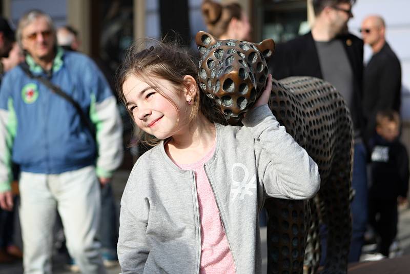 Sousoší Hejno vystřídalo na Galerii Šilingráku dílo sochaře Michala Gabriela s názvem Smečka.