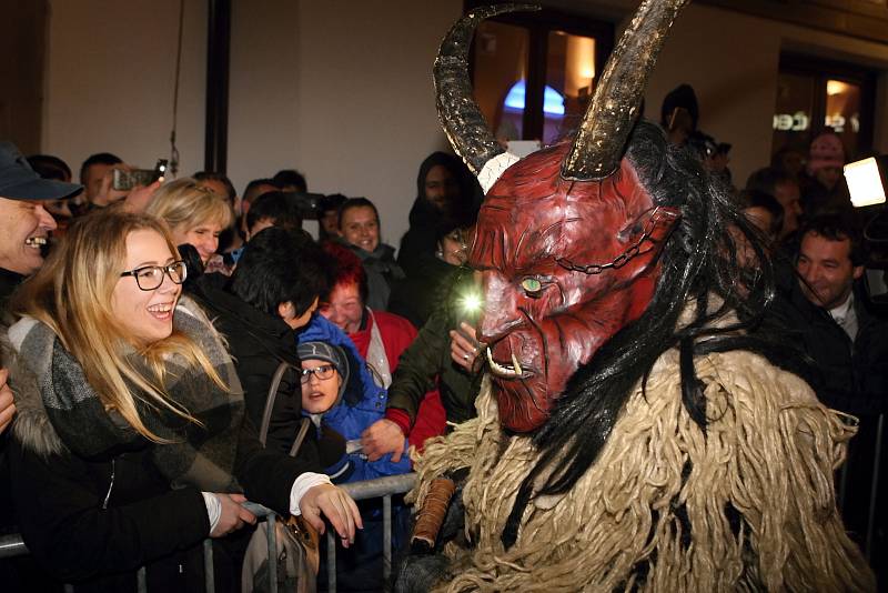 Pochod čertů Krampusáků na brněnském Zelném trhu.