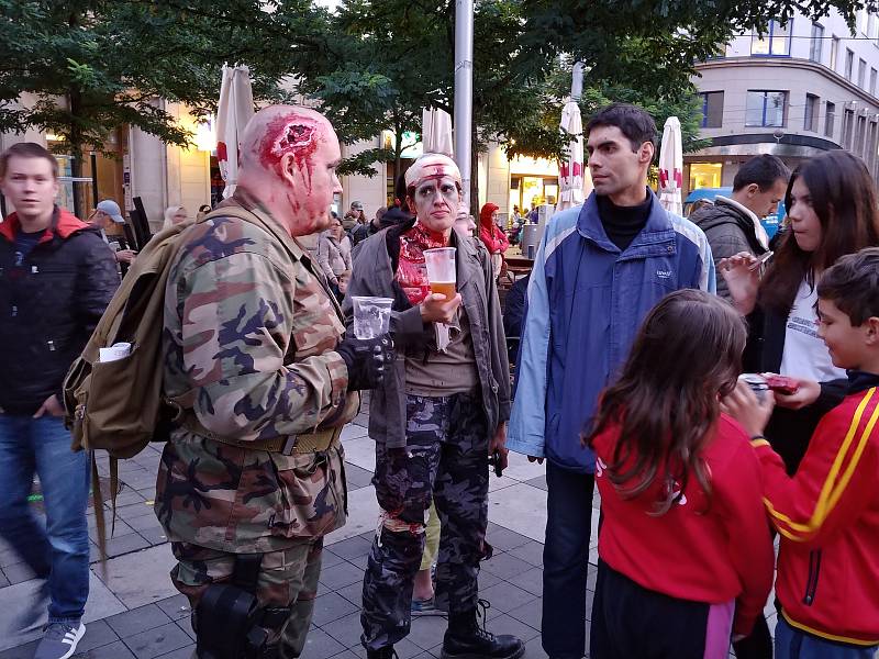 Brnem se prošly desítky děsivých zombie. Další ročník Zombie Walk Brno přilákal i stovky pozorovatelů v ulicích města.