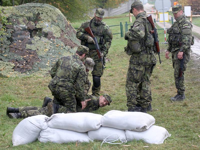 V areálu rozvodny v Sokolnicích na Brněnsku ve středu cvičili zásahy vojáci, policisté a záchranáři Českého červeného kříže.