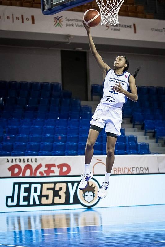 Basketbalistky KP Brno (v zeleném) při eurocupovém duelu proti polskému Gorzówu.