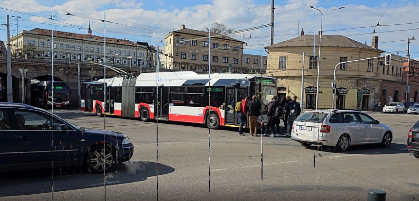 Trolejbus v Brně zůstal stát v křižovatce. Cestující jej odtlačili zpátky