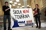 Studenti brněnských vysokých škol připravovali transparenty pro protestní pochod proti vládním reformám. 