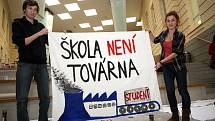 Studenti brněnských vysokých škol připravovali transparenty pro protestní pochod proti vládním reformám. 