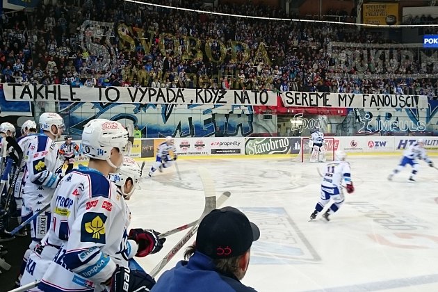 Druhá část vzkazu fanoušků týmu brněnské Komety. Prvních pět minut zápasu byl kotel ticho.