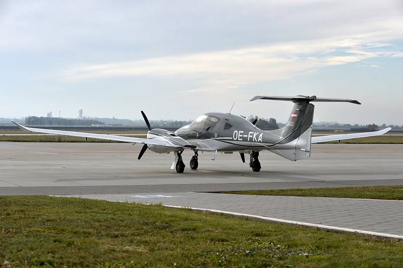 Na brněnském letišti se v úterý poprvé představilo nové letadlo Diamond DA62. Moderní šestimístný stroj je klenot nejen svým vzhledem, ale také technologií.