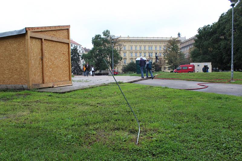 Na Moravském náměstí začaly opravy díry po propadlých fontánách. Po Německém domě zbyly dráty, které trčí ze země. Nechali je tam organizátoři festivalu.