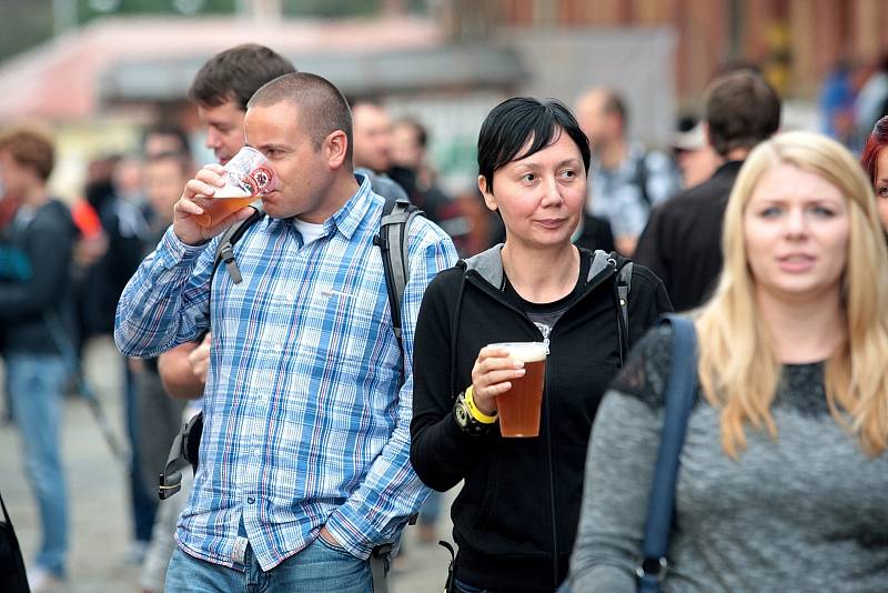 Ochutnávka piv ze třiadvaceti pivovarů v Malé Americe nalákala první den davy lidí.