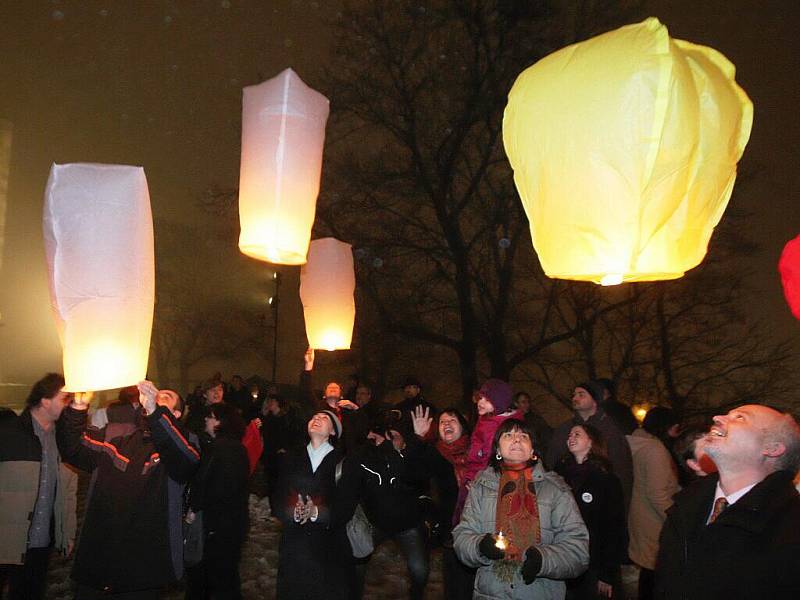 Svíce, lampiony či louče. Takovou výbavu potřebovali lidé, kteří se vydali s brněnským biskupem na Průvod světla z Denisových sadů na Petrov.