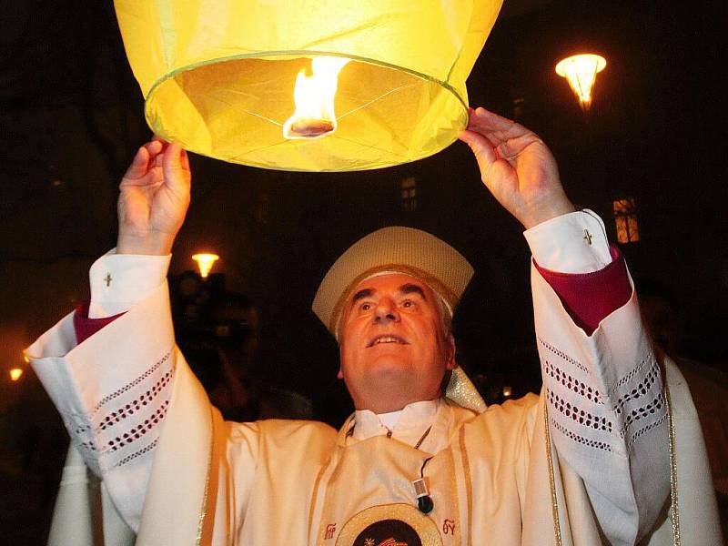 Svíce, lampiony či louče. Takovou výbavu potřebovali lidé, kteří se vydali s brněnským biskupem na Průvod světla z Denisových sadů na Petrov.