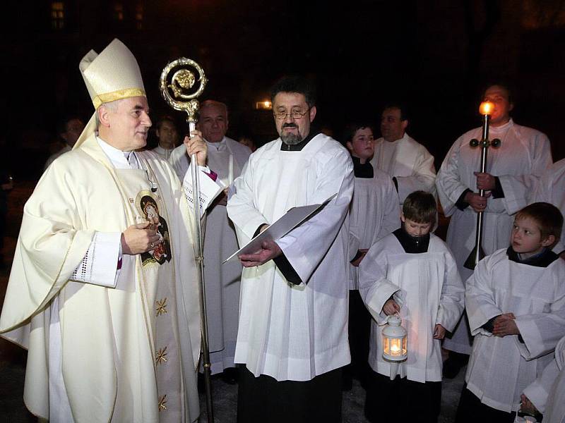 Svíce, lampiony či louče. Takovou výbavu potřebovali lidé, kteří se vydali s brněnským biskupem na Průvod světla z Denisových sadů na Petrov.