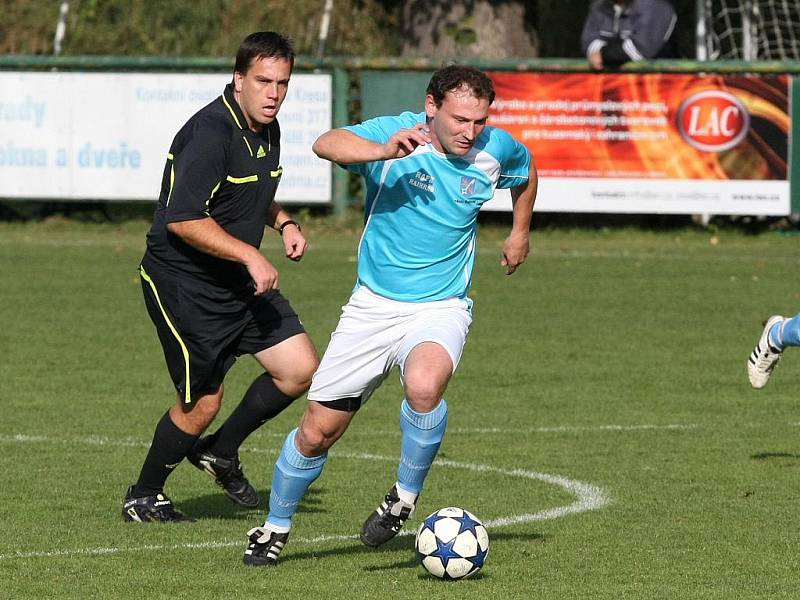 Fotbalisté Rajhradu (modrý dres) vs. Moravský Krumlov.