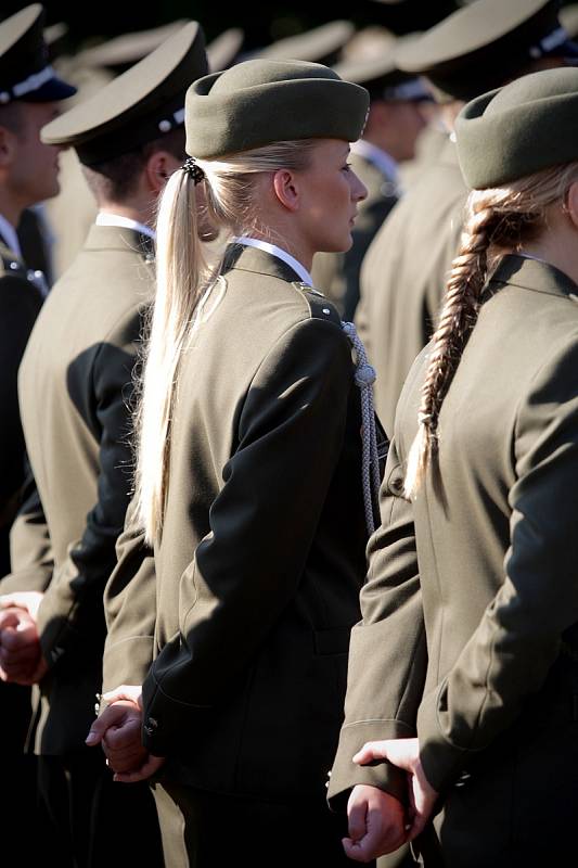 Kromě vyhlášení nejzdatnějších studentů a pasování nejlepšího studenta si diváci mohli prohlédnout i vojenskou techniku a zbraně nebo nové laboratoře univerzity. Nad návštěvníky při odpochodování absolventů dvakrát prolétly vrtulníky a bojová letadla.