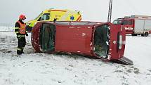 Jihomoravští hasiči zasahovali ve čtvrtek kvůli sněhu a ledovkám na silnicích u neobvykle vysokého počtu dopravních nehod.