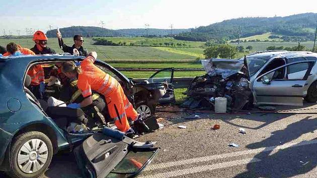 Pět lidí se zranilo při nehodě dvou osobních aut v neděli po páté hodině odpoledne u Sentic na Brněnsku. Tři cestující utrpěli těžká poranění.