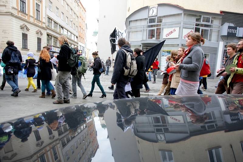 Studenti v ulicích Brna demonstrovali za lepší podmínky při studiu.