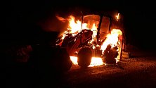 Požár traktorbagru vystrašil krátce po páteční půlnoci obyvatele obce Nová Ves na Brněnsku.