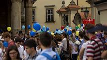 Dvě stě čtyřicet balónků se ve čtvrtek vzneslo k nebi před brněnskou Katedrálou svatého Petra a Pavla na počest stejného počtu let od založení biskupství.