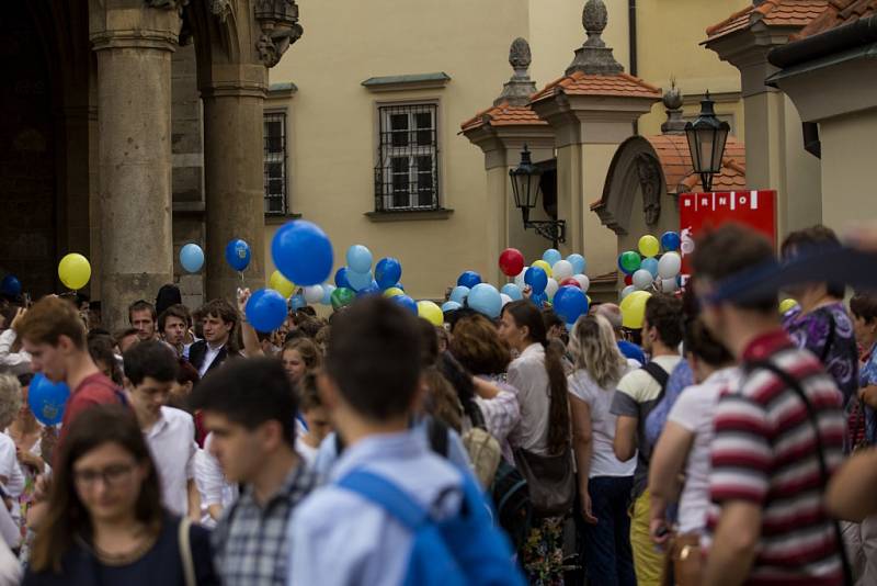 Dvě stě čtyřicet balónků se ve čtvrtek vzneslo k nebi před brněnskou Katedrálou svatého Petra a Pavla na počest stejného počtu let od založení biskupství.