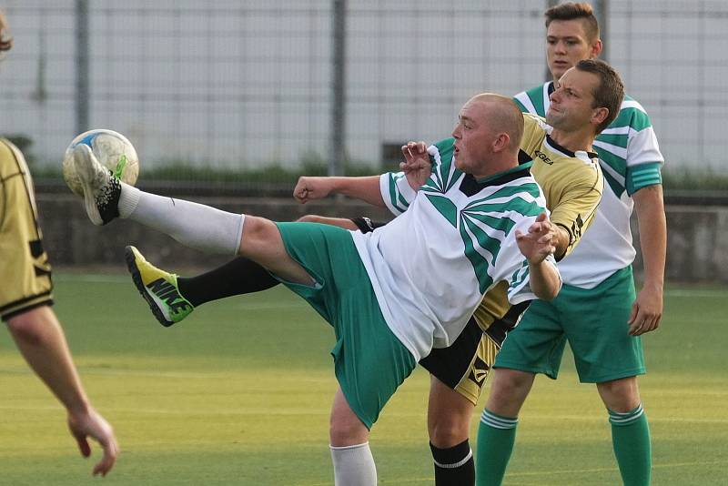 Zatím suverénně si počínají hráči Renfus Teamu (ve žlutém) ve čtvrté lize Brněnského svazu malé kopané, kam po loňském ročníku sestoupili. Ve druhém kole soutěže smetli Kalinku Bohunice (v zelenobílém) 8:2 a po dvou kolech se vyšvihli do čela tabulky. 