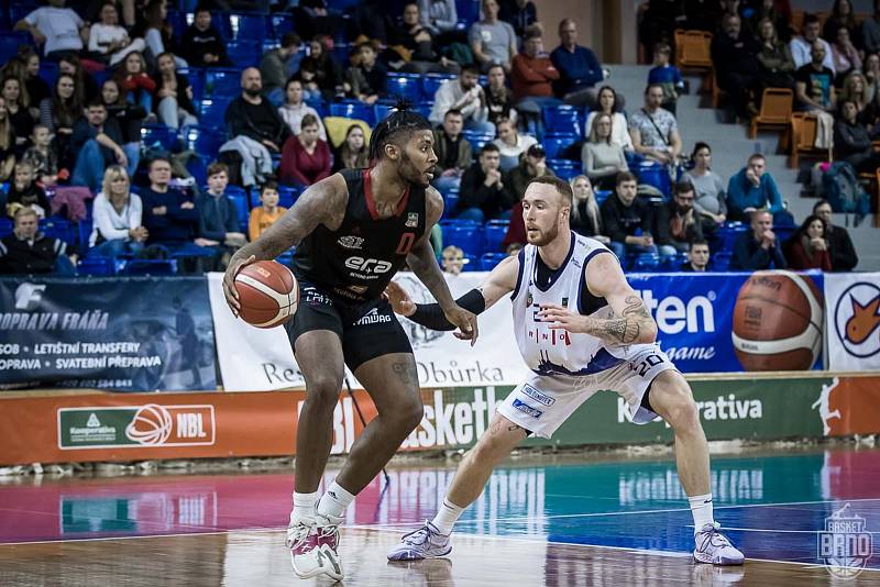 Brněnští basketbalisté (ve světlém) sehráli s favorizovaným Nymburkem vyrovnanou partii, obě mužstva se dostala přes stobodovou hranici.