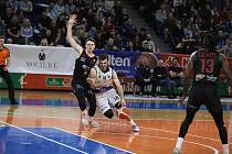 Brněnští basketbalisté (v bílém) skvěle zvládli čtvrtfinále domácího poháru a po výhře nad Nymburkem 90:72 postupují mezi nejlepší čtyřku.