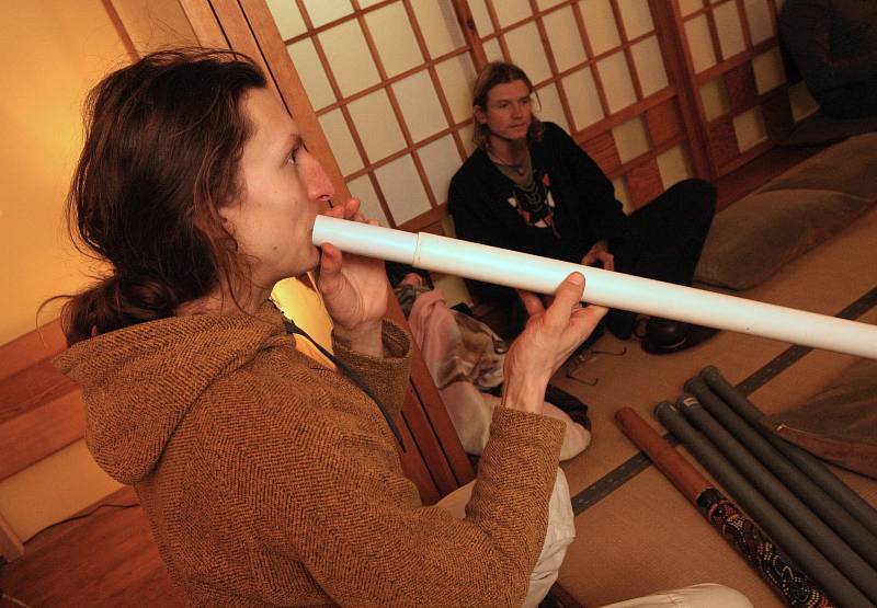 Dalibor Neuwirt představil v Brně zájemcům hudební nástroj australských domorodců didgeridoo. 