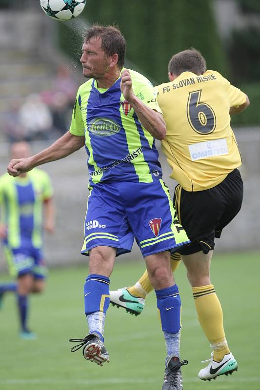 Fotbalisté Rosic (ve žlutém) porazili Tasovice 3:1.