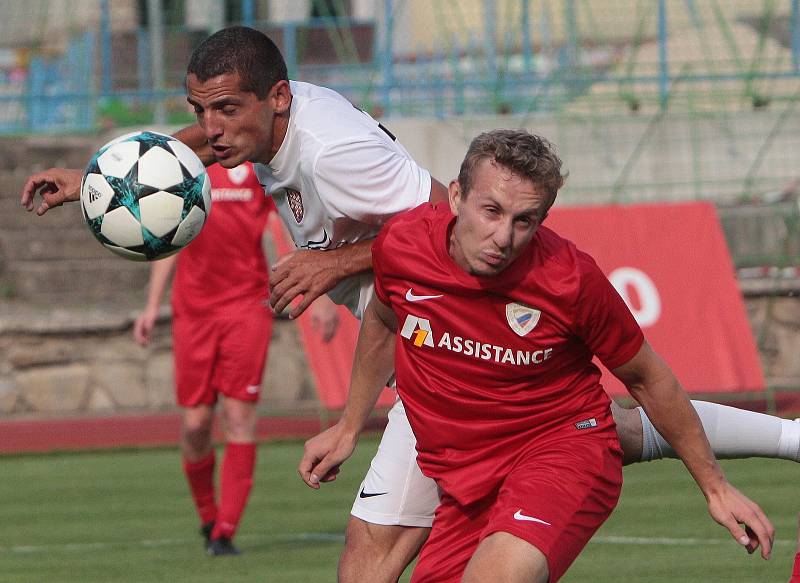 Fotbalisté Bohunic (v červeném) ovládli finálový duel krajského poháru. Lanžhot ve Znojmě porazili 3:2 po penaltovém rozstřelu.