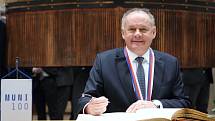 Slovenský prezident Andrej Kiska převzal na brněnské Masarykově univerzitě zlatou medaili.