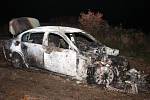 Zapálené stříbrné BMW, které srazilo chodce v brněnské Fryčajově ulici. Řidiče už policie zdržela.