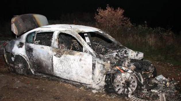Zapálené stříbrné BMW, které srazilo chodce v brněnské Fryčajově ulici. Řidiče už policie zdržela.