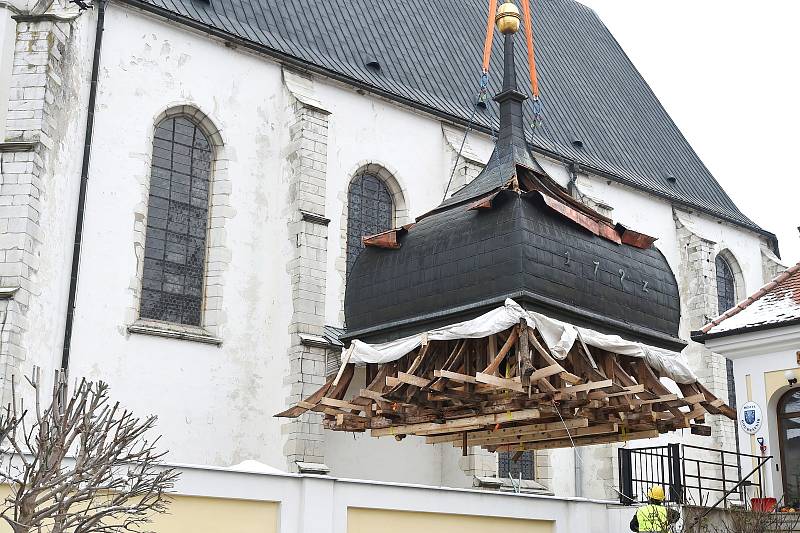 Opravovaný kostel v Doubravníku na Brněnsku.