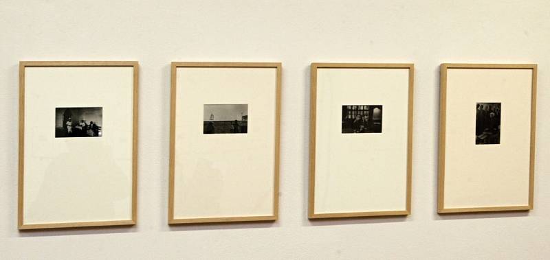 Brněnský Dům umění zahájil výstavu fotografa Vojty Dukáta, na níž autor představuje snímky malých formátů i videoprojekce.