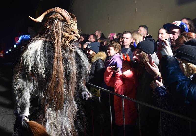 Křik dětí, řinčení zvonců a chlupaté postavy s hrozivými maskami a rohy. Židlochovicemi na Brněnsku se v sobotu večer proháněla osmdesátka rakouských čertů, takzvaných krampusů.