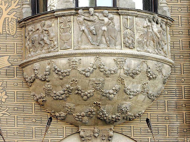 Dům pánů z Lipé - detail kamených reliéfů.