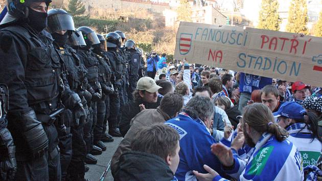 Při jarním semifinále první ligy se na boleslavský stadion nedostali skoro žádní fanoušci Komety. Proto venku protestovali.