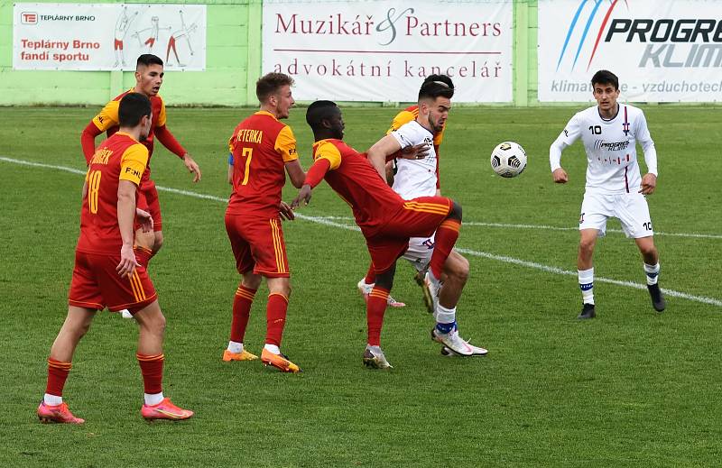 Líšeňští fotbalisté (v bílém) porazili pražskou Duklu 3:0.