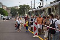 Opravy zastávek před hlavním vlakovým nádražím v Brně. Cestující musejí dočasně nastupovat do vozů MHD jinde.