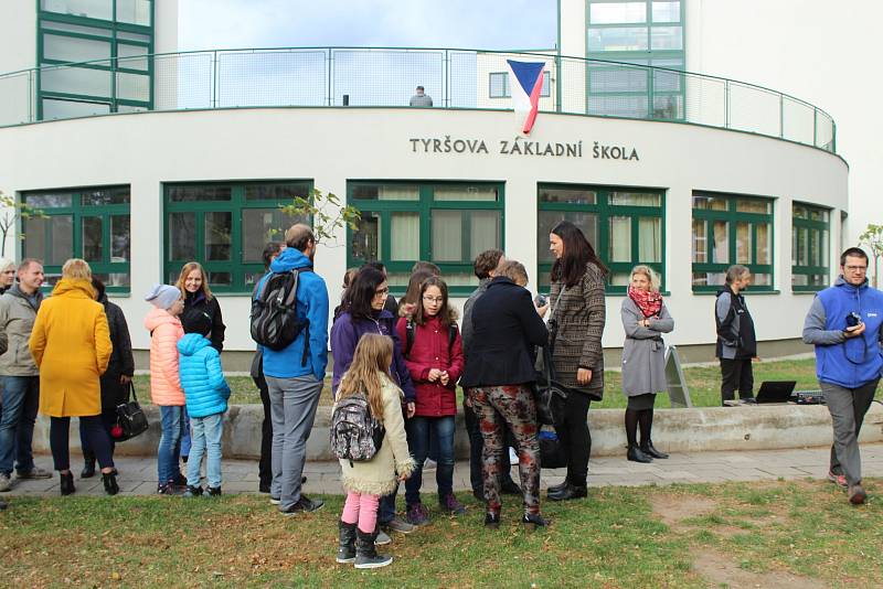 Oslavu hned tří událostí si lidé v říjnu užili na Tyršově základní škole Kuldova. Slavili tam zároveň sto let republiky, pětaosmdesáté výročí školy a výročí padesáti let od zasazení lípy symbolizující svobodu před budovou školy.