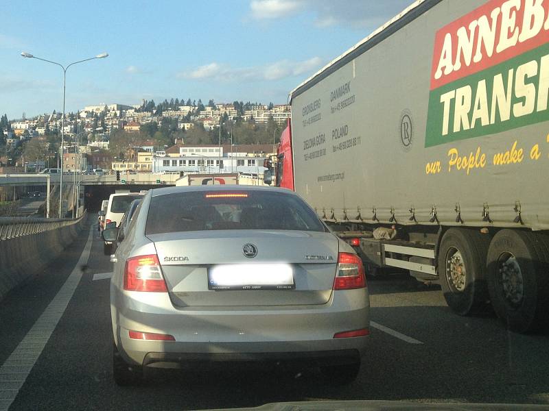 Nehoda dvou osobních aut zkomplikovala po páté hodině odpoledne dopravu v Žabovřeské ulici ve směru od Pisárek. Místo je průjezdné jen částečně a tvoří se kolony.
