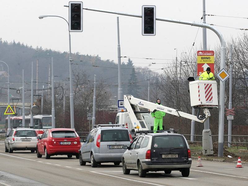 Na brněnských silnicích bude od příštího týdne o něco bezpečněji. Pomůžou nové semafory. V křižovatce Veslařské a Kníničské ulice u komínské vozovny se poprvé rozsvítí v pondělí.