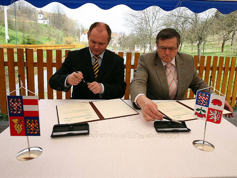 Hejtman Jihomoravského kraje Michal Hašek a hejtman kraje Vysočina Jiří Běhounek při podpisu memoranda.