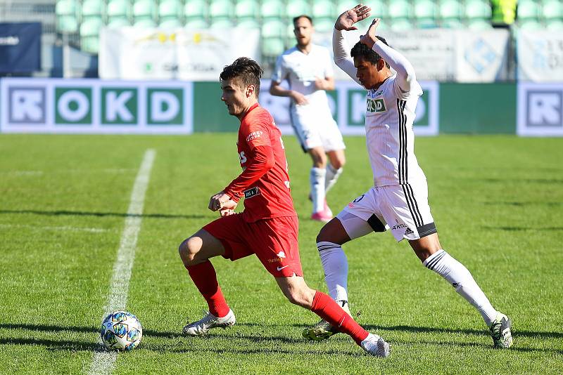 Fotbalisté Zbrojovky Brno (v červeném) remizovali na hřišti Karviné 1:1.