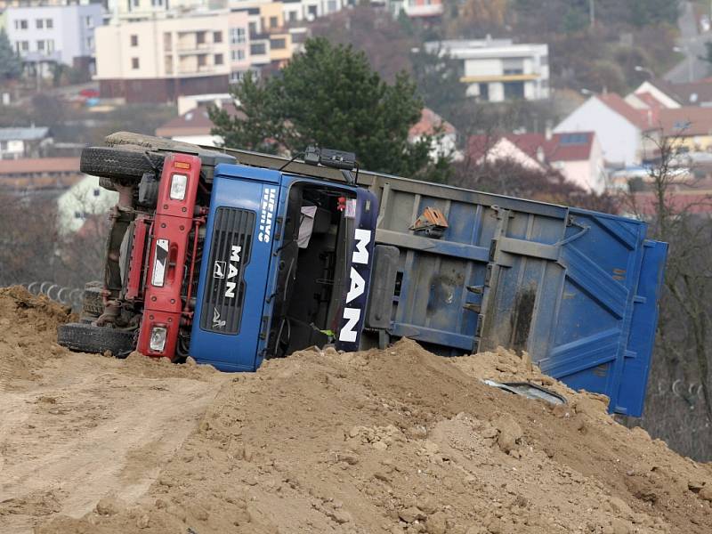 Převrácené nákladní auto v Purkyňově ulici v brněnských Medlánkách.