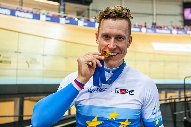 Dráhový cyklista Tomáš Bábek vyhrál na mistrovství Evropy v Paříži keirin a navázal na loňské zlato Pavla Kelemena v téže disciplíně.