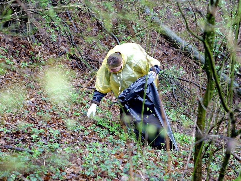 Dobrovolníci čistili břehy v přibližně dvouapůlkilome­trovém úseku v Mariánském údolí.