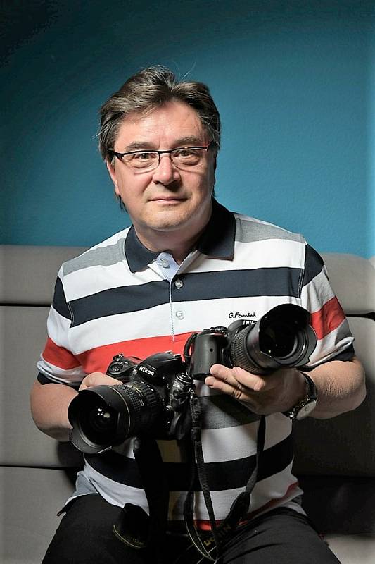 Brněnský dokumentarista a cestovatel navštívil devatenáctkrát Kanárské ostrovy. Dušan Procházka pořádá cestovatelské přednášky v kulturním centru Rubín v Brně. Napsal 14 knih, uspořádal 68 výstav a nafotil tisíce fotografií.