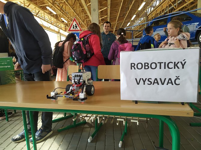 Festival vědy na brněnské Riviéře v areálu dopravního hřiště. Robotika a programování se Základní školou Novolíšeňská.